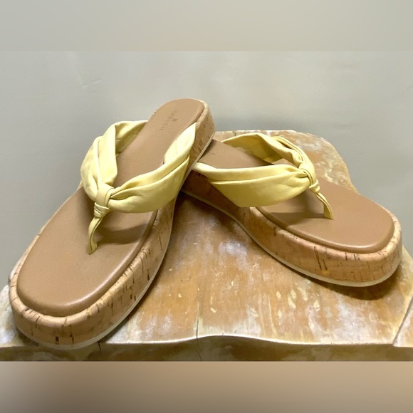 Caslon Cnantonella-Lea Yellow Leather Platform Flip Flop Sandal - Picture 2 of 8